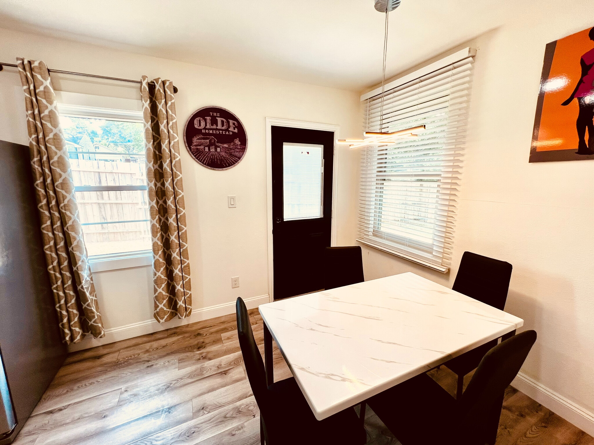 Building Photo - Room in House on W Brooklyn Ave