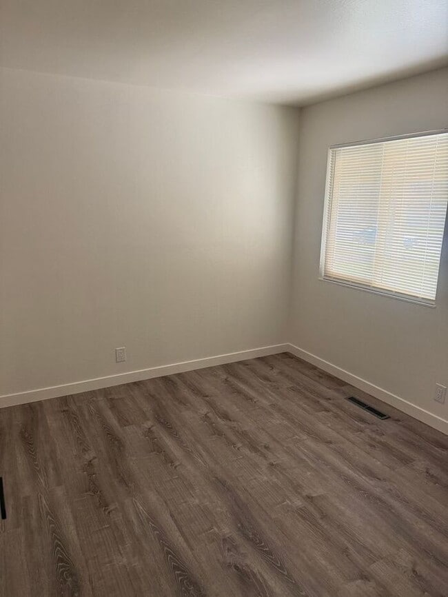 Building Photo - Stunning 4-bedroom, 2-bathroom