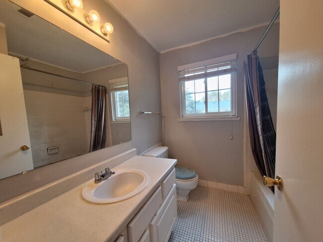 Building Photo - Prime located Condo!