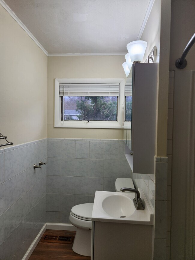 Building Photo - 118 Barclay Rd