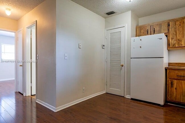 Building Photo - 5192 NE 6th Ave