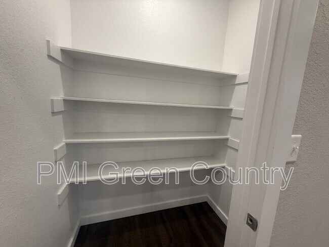 Building Photo - 13527 S Mingo Rd