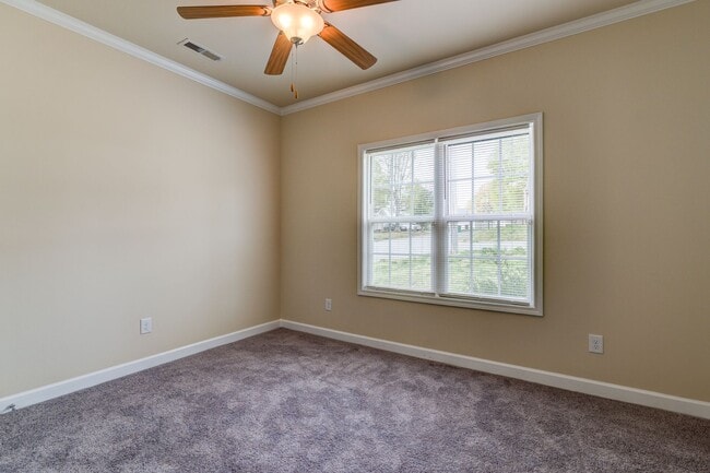 Building Photo - Feels Like New 3 Bed 2 Bath Minutes from High Point University!