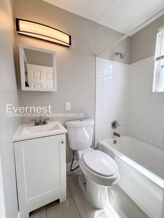 Building Photo - 2 Bed/1 Bath Townhome with Off-Street Parking / Pet-Friendly / Vouchers Accepted / Available Now!