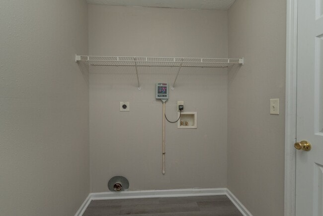 Building Photo - $1,395 - 3 bed/2 bath house for rent, fully renovated!