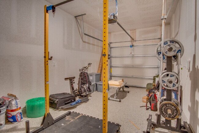 Building Photo - 3 Bed, 2.5 Bath Townhome – Prime Central L...