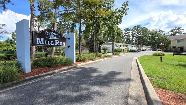 Building Photo - 2 bedroom, 1,5 bathroom townhouse in Mill Run