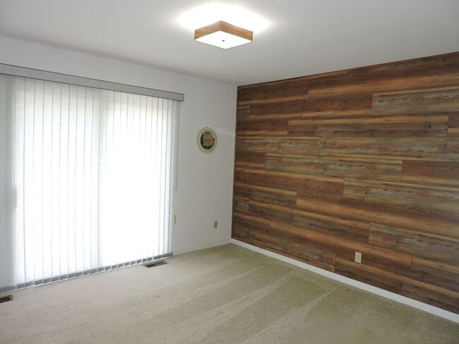 Building Photo - Email Linda@vacosold.com  or Call Office 8...