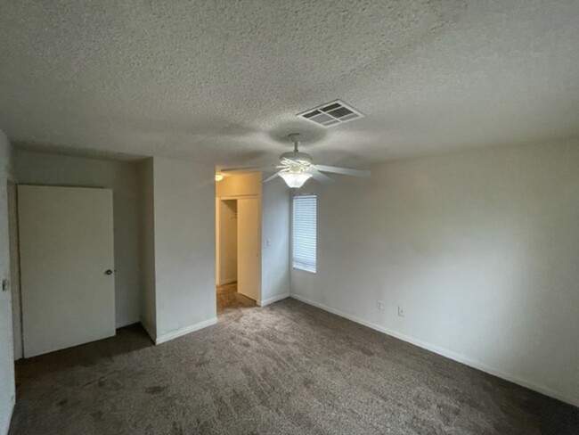 Building Photo - GREAT 2 BEDROOM 2 BATH LOCATED NEAR SUMMERLIN