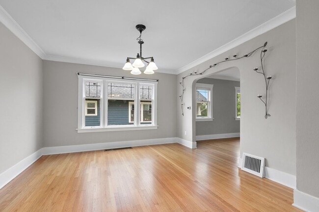 Building Photo - 5Bd/2Ba Seattle Home