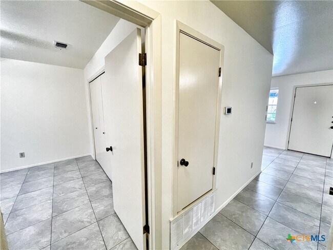 Building Photo - 343 Bobolink Dr