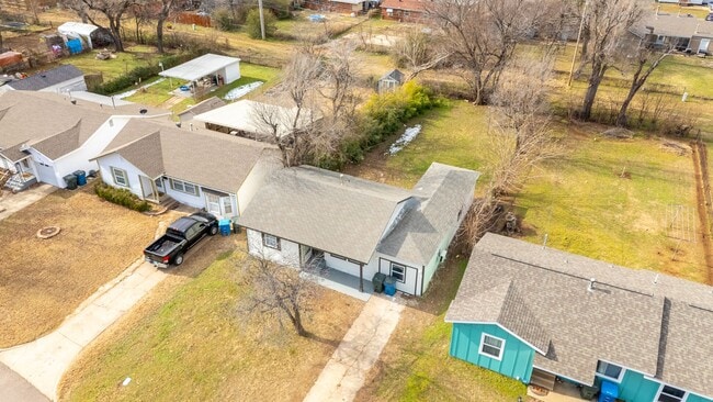 Building Photo - 1621 Thompson Dr