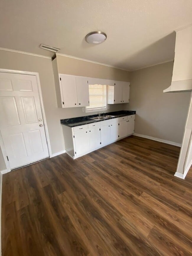 Building Photo - One bedroom one bath room apartment