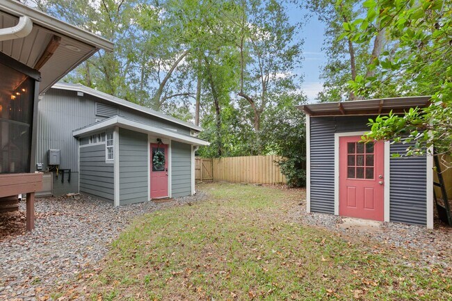 Building Photo - 3/2 House by TMH!! Available April!! fully furnished, 6 or 12 month lease available