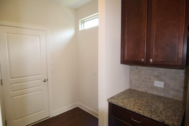 Building Photo - 8305 Harlond Way