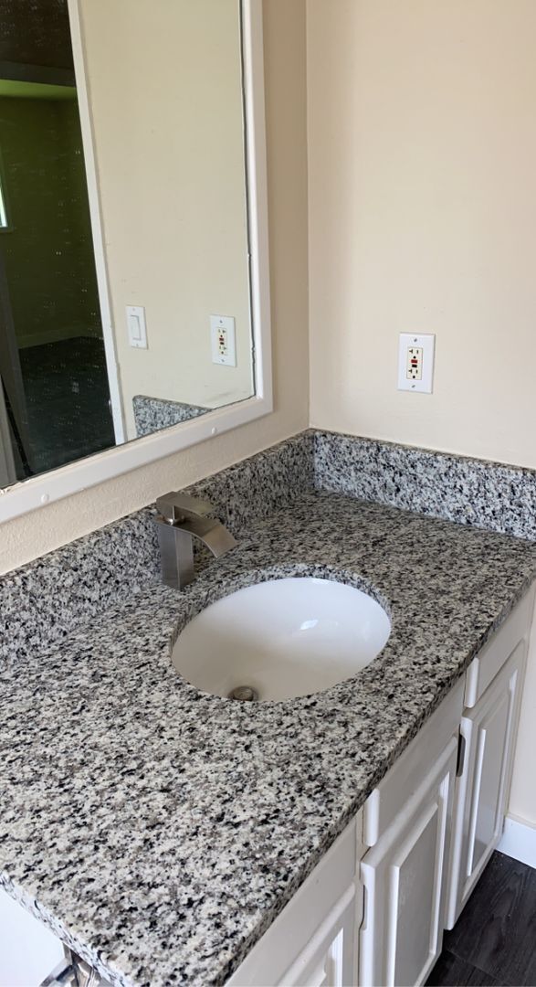 Building Photo - 4 Bedroom, 2 Bathroom House with Large Fen...