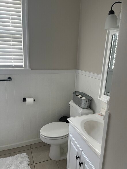 Building Photo - 611 Greenway Dr