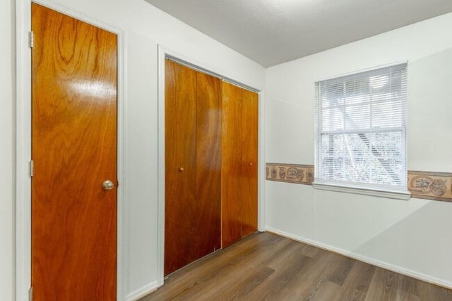 Building Photo - 82 Eastwood Ct