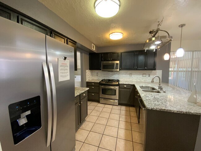 Building Photo - 3 Bedroom Home Available Near Golf Course ...