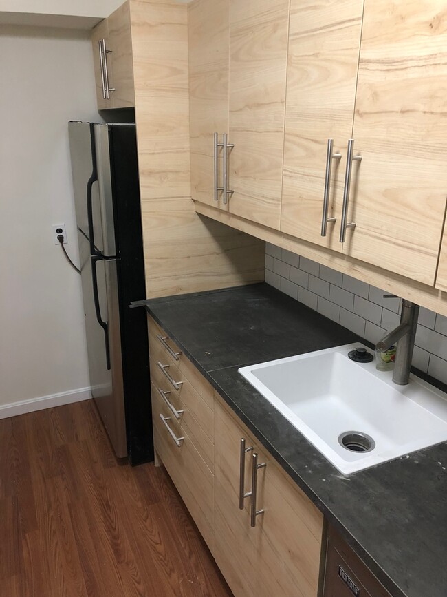 Building Photo - West End Giant