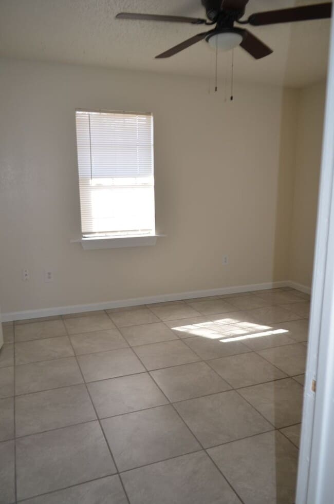 Building Photo - Country setting