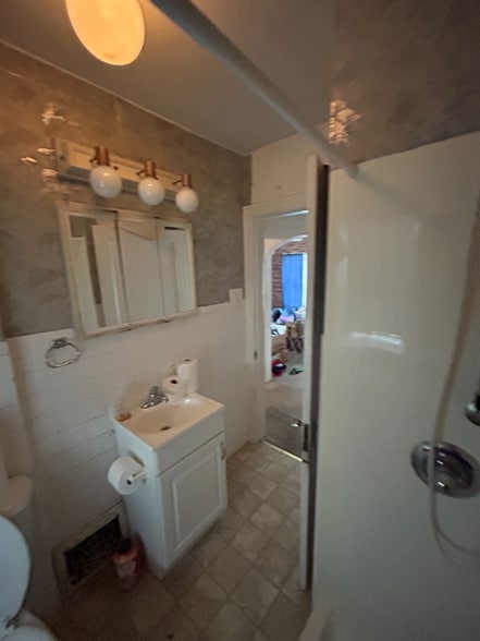 Building Photo - 505 Chaudet Ave