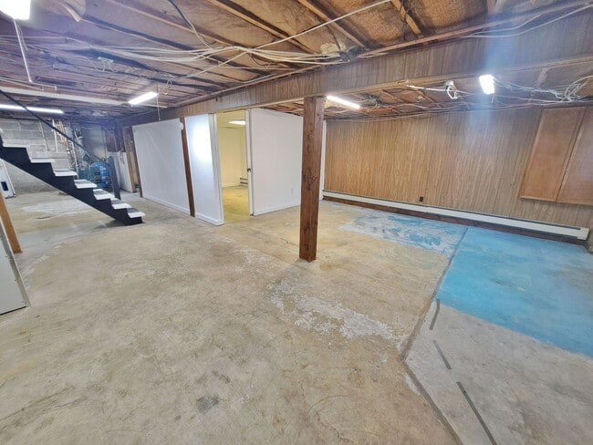 Building Photo - 3 Bed / 1-1/2 Bath Single Family Home