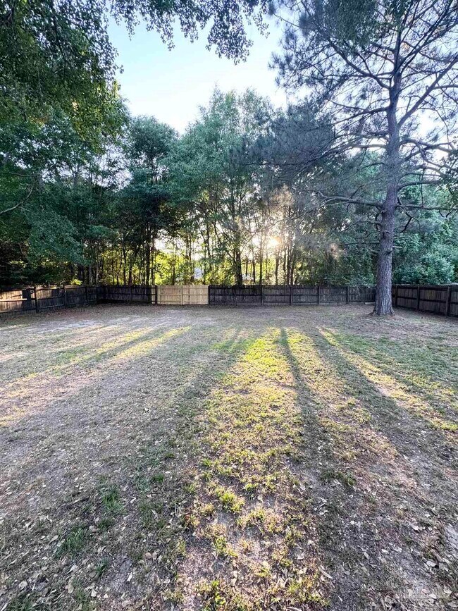 Building Photo - 5661 Fairview Dr