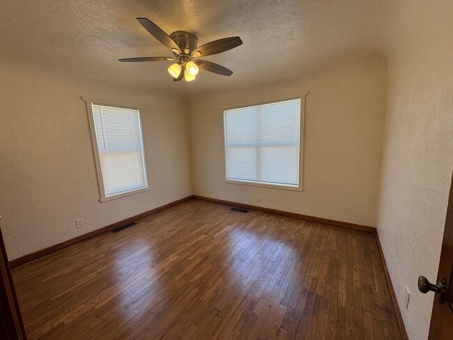 Building Photo - Beautiful Santa Fe Style home!