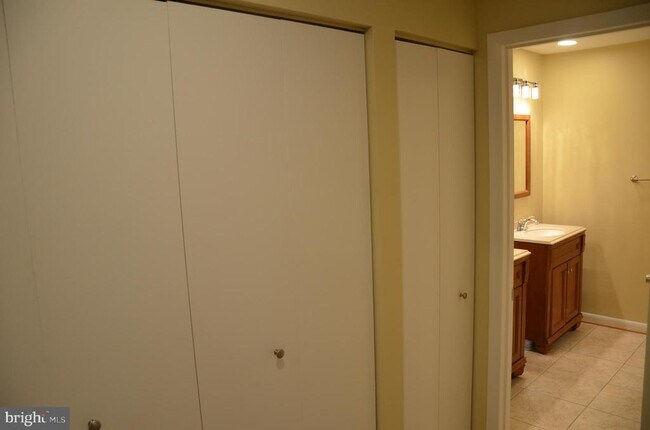 Building Photo - 1046 Spring Valley Ct