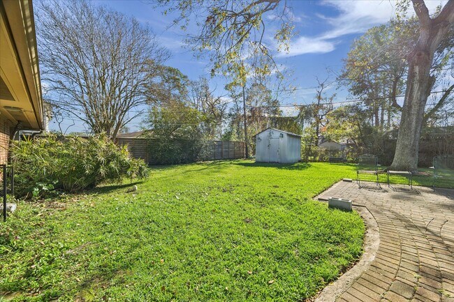 Building Photo - 2115 Gardenia Dr