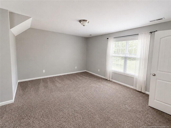 Building Photo - 143 Ledgebrook Ln