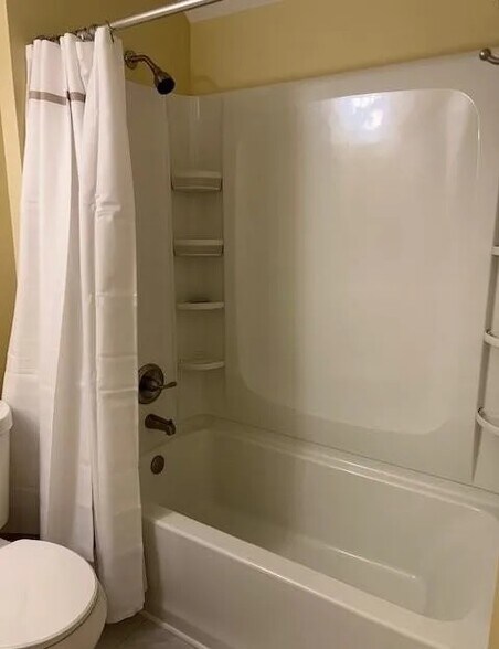 Building Photo - 183 Loomis Dr