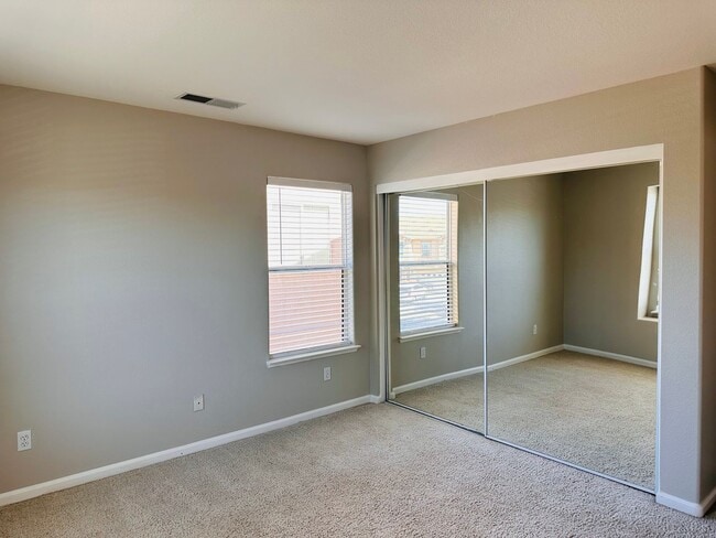 Building Photo - Full Bedroom and Bathroom Downstairs