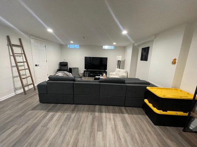 Building Photo - 1527 W Richmond St