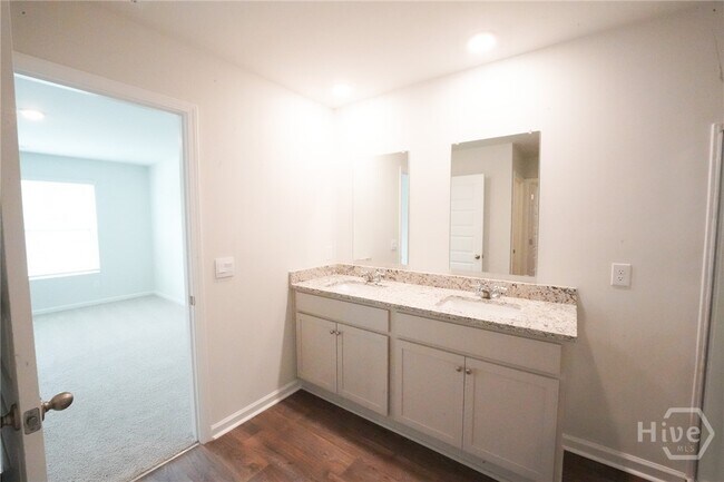 Building Photo - 112 Windrush Pnes