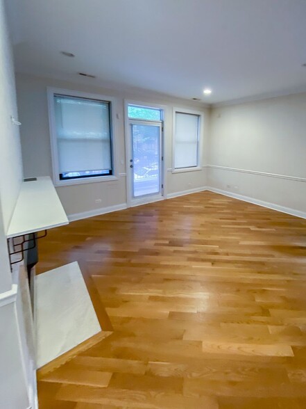 Primary Photo - 3229 N Kenmore Ave