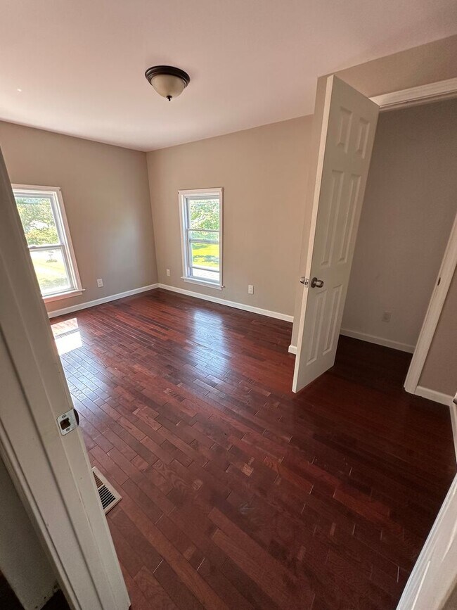 Building Photo - 5 Bedroom/1 bath Single family house