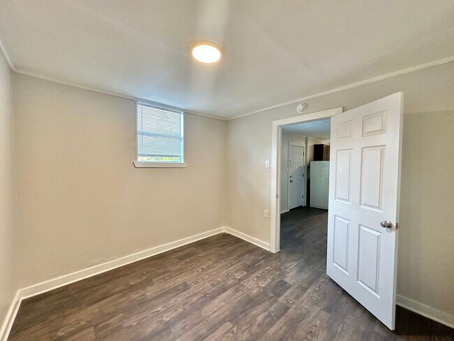 Building Photo - Available Now! 2 Bedroom, 1 Bath (Plus Bon...