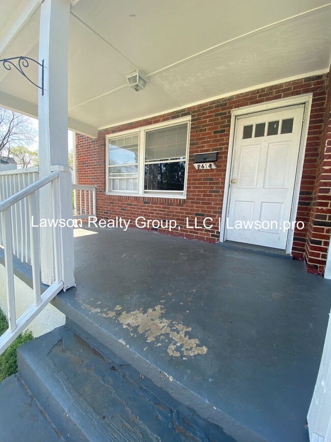 Building Photo - Spacious Three Bedroom with Fenced Yard