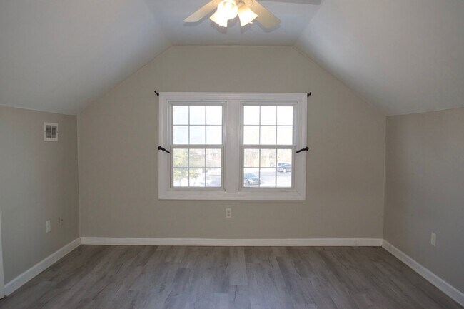 Building Photo - Conveniently Located 3 Bed 2 Bath House