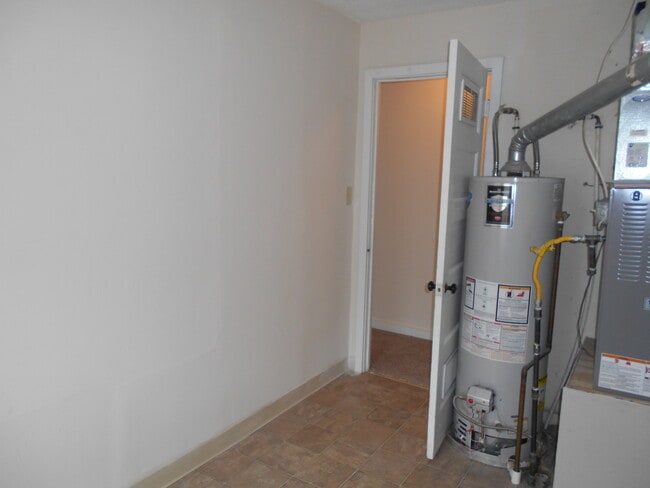 Building Photo - 3865 Roseberry St