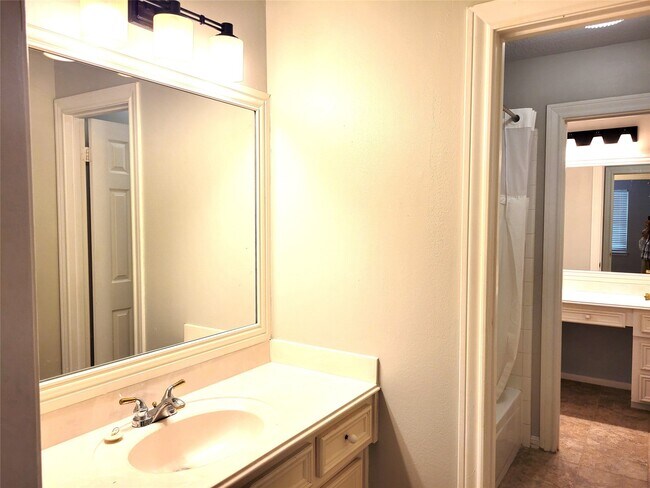 Building Photo - 2214 Old S Dr