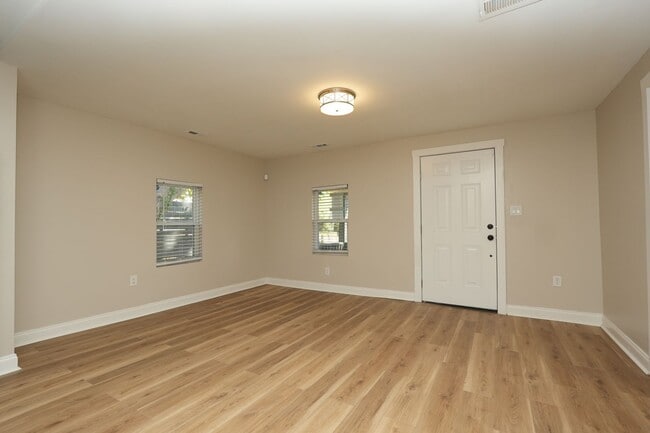 Building Photo - 2BR w/ Driveway & W/D Hookups near Uptown Charlotte