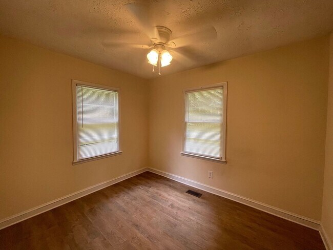 Building Photo - PRE-LEASING FOR JULY 22ND 2026!