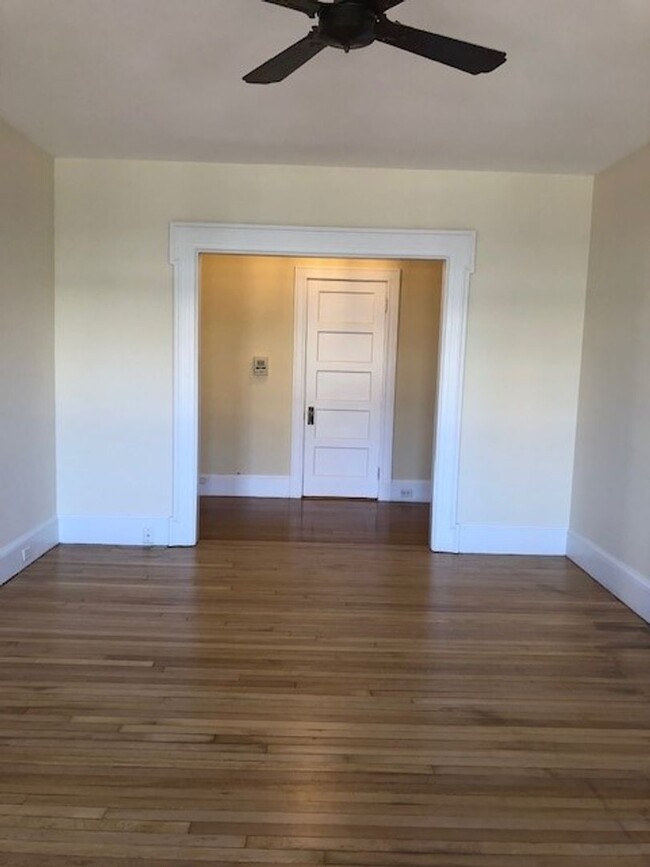 Building Photo - Spacious 2BR/1BA Apartment Available Now!!...