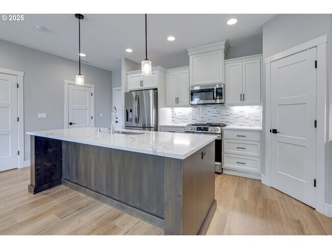 Building Photo - 10902 NE 119th Pl