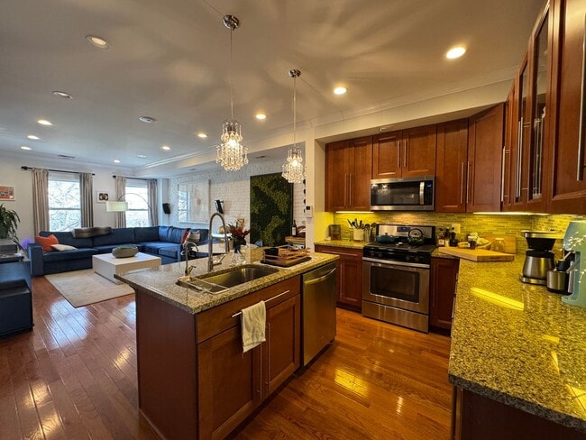 Building Photo - Beautiful 3 Bed 3 Bath Condo with a Roofto...