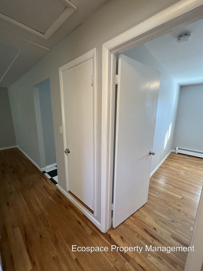 Building Photo - Bright & Beautiful 2-bedroom 1 Bath Across...