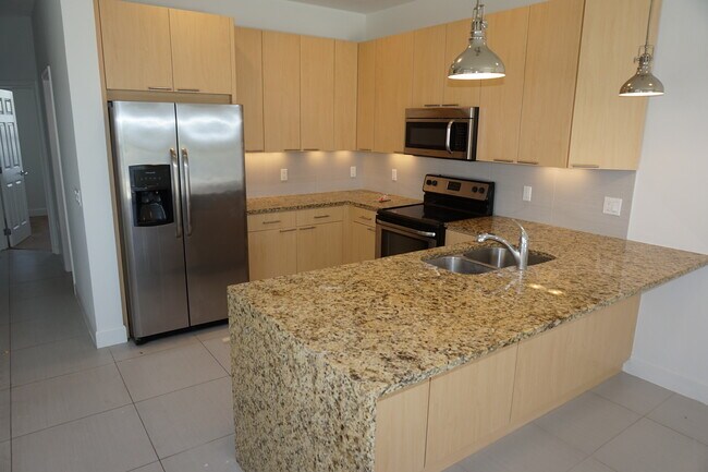 Building Photo - Spacious 3 Bed 3 Bath Townhome with Pool